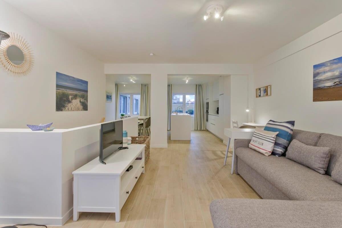 Huswell - Stunning Apartment At The Beachfront Of De Haan Εξωτερικό φωτογραφία